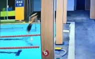 36岁体育老师在游泳馆浅水区跳水致颈椎断裂去世,7岁女儿拉不动爸爸,家属:出事16分钟内没有救生员出现