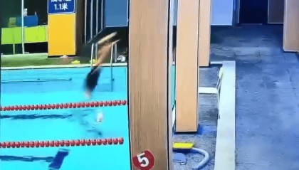 36岁体育老师在游泳馆浅水区跳水致颈椎断裂去世，7岁女儿拉不动爸爸，家属：出事16分钟内没有救生员出现