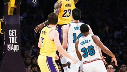 湖人三连胜詹姆斯35分，韩乔生称前无古人后难有来者，苏群：来一个中锋，必要出八村垒