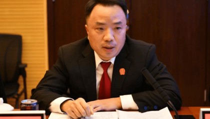 这个法院副院长，长期脱岗旷工迟到早退，将应审签文件推给其他院领导