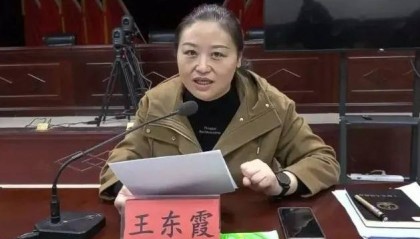 她任镇党委书记期间，为应付检查，对沿线21个村“刷白墙”