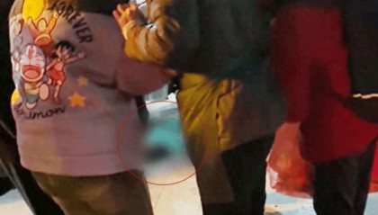 小区外5岁男孩玩滑板被倒车装载机碾压身亡，涉事司机暂被警方控制