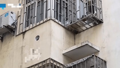 女子怀疑邻居打洞用镜子照自家：“没仇没怨，打个黑洞不合理”，邻居：屋里潮，在通风