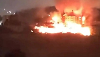 福州闽清县一酒店建筑夜间起火，楼裙燃烧；当地消防：是废弃建筑，未造成伤亡，起火原因还在调查中