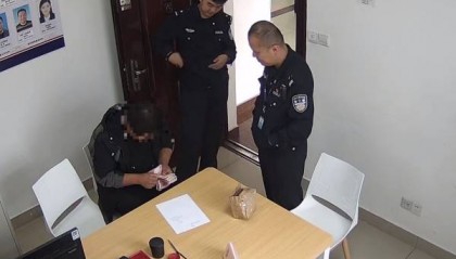 男子凌晨快递巨额现金 竟是为了“抱得美人归”