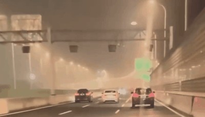 高架路上，两车突然迎面相撞，有人称“一车逆行”，现场画面热传