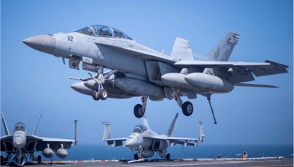 美媒披露两架美军机在南海相继坠毁事件最新进展：美海军已启动打捞作业