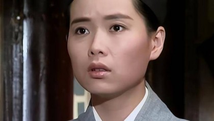 曝61岁叶童香港行生图，身材干瘪脸上画大浓妆，多人追着索要签名