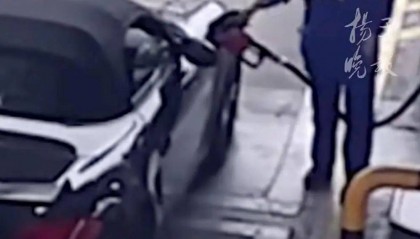 男子开保时捷加油后逃单，加油站大姐垫付502.29元！最新：司机被行拘8日