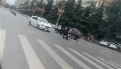 宝鸡一社区书记闹市飞车追撞女子，两路人遭殃送医，警方已介入