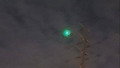 福建多地夜空现不明飞行物？目击者称速度极快放蓝绿色光芒，专家回应