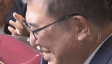 石破茂卸任当天，离开官邸时笑得合不拢嘴；此前吐槽当首相太累，没多少让人开心的事情