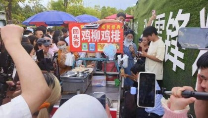 被流量砸中的“鸡排哥”：炸到中暑，每天睡三四个小时，怕辜负顾客不舍得休息