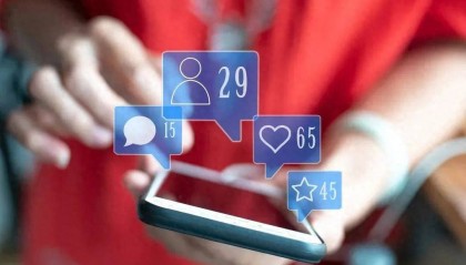 某机关新入职干部出于炫耀心理，将秘密级文件拍照发朋友圈造成泄密，被给予党纪政务处分