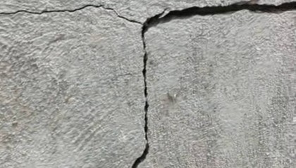 “业主私挖地下室致32户房屋开裂”进展：该业主已被逮捕，受损房屋已进行基础加固