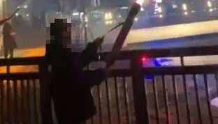 10岁男孩被烟花击中头部身亡，14岁嫌疑人被告上法庭，最新进展→