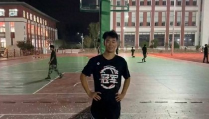郑州178厘米大学生扣碎篮板，校方：说明弹跳力好！学校出资购买新篮板，已安装好