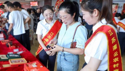 灌云农商银行举办首场贵金属展销会