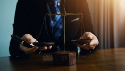 警察踢打小霸王被处理后，网友纷纷下单送锦旗，如何看待割裂的认知？