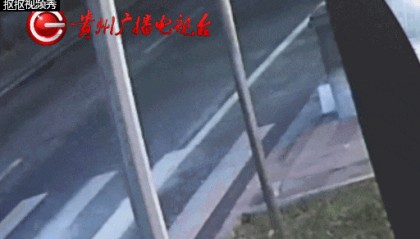 行人在斑马线上被SUV撞倒卷入车底，司机：我以为他们会让我……