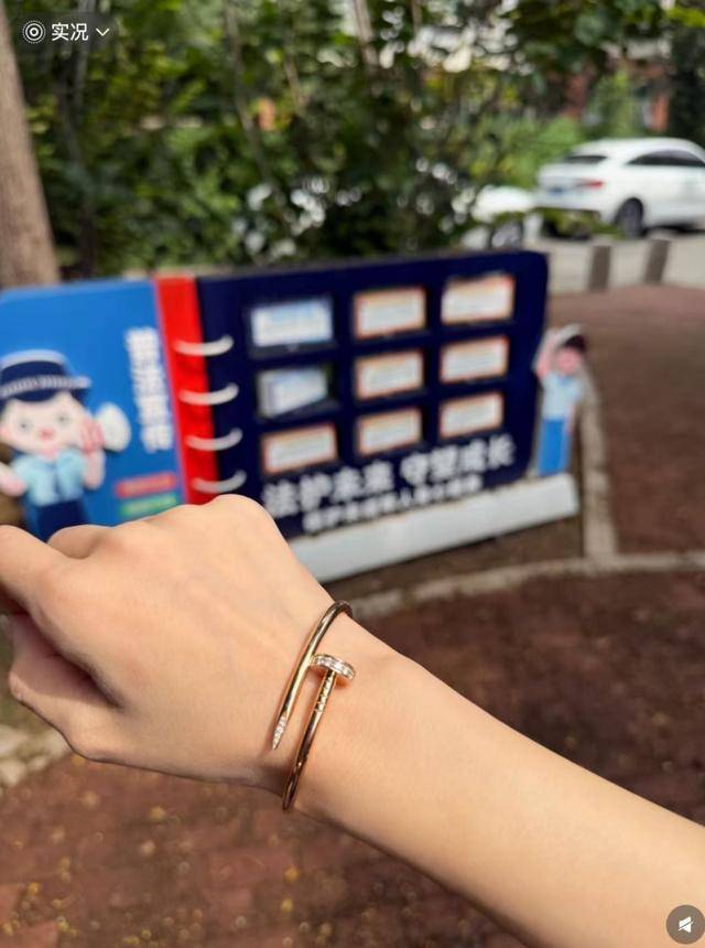 女子在周杰伦济南演唱会丢失11万手镯，发帖求助奇迹出现！