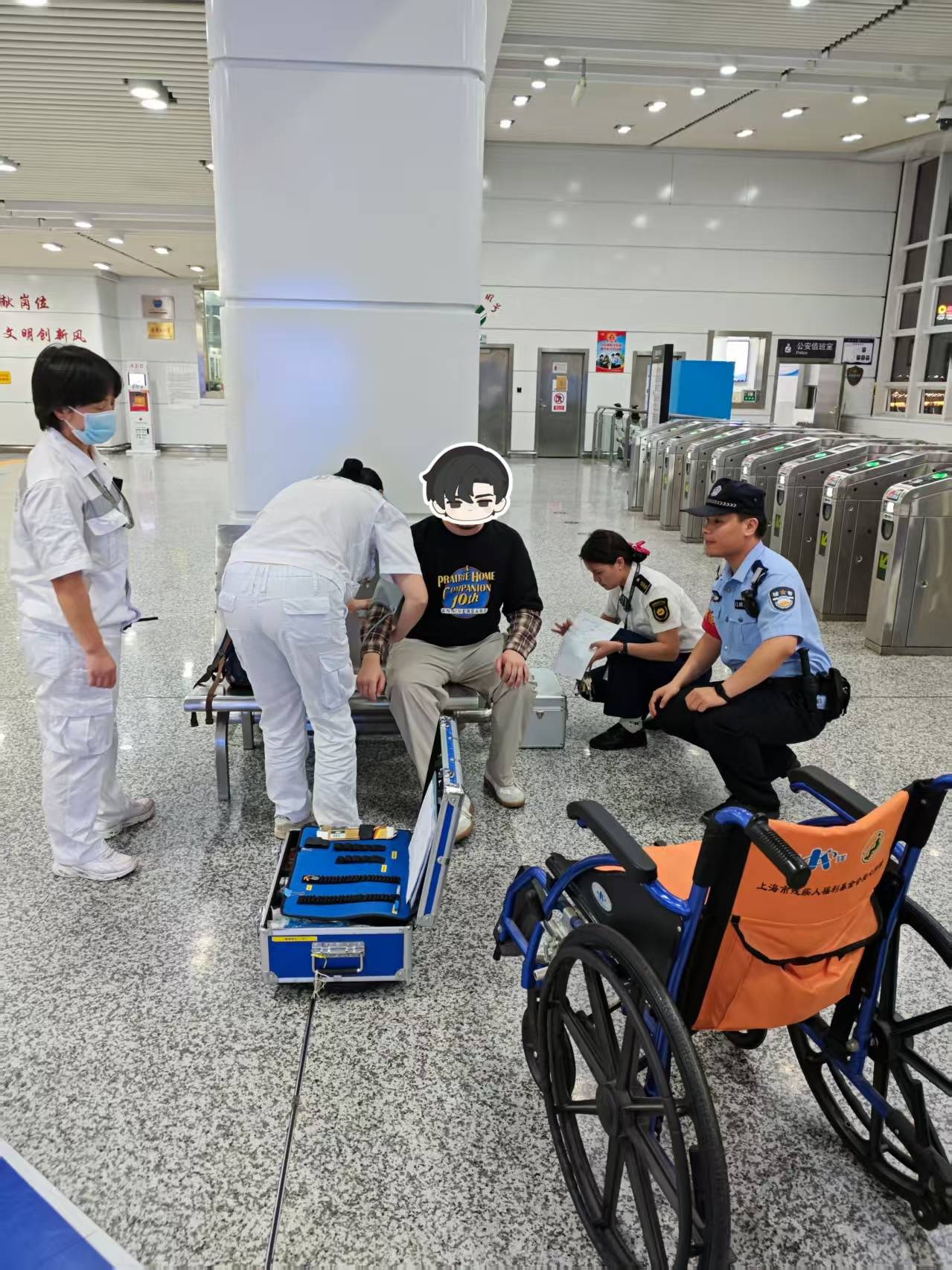旅客长沙下飞机欲乘坐磁浮列车往城区找朋友,突发呼吸不畅,民警与医护人员接力救援