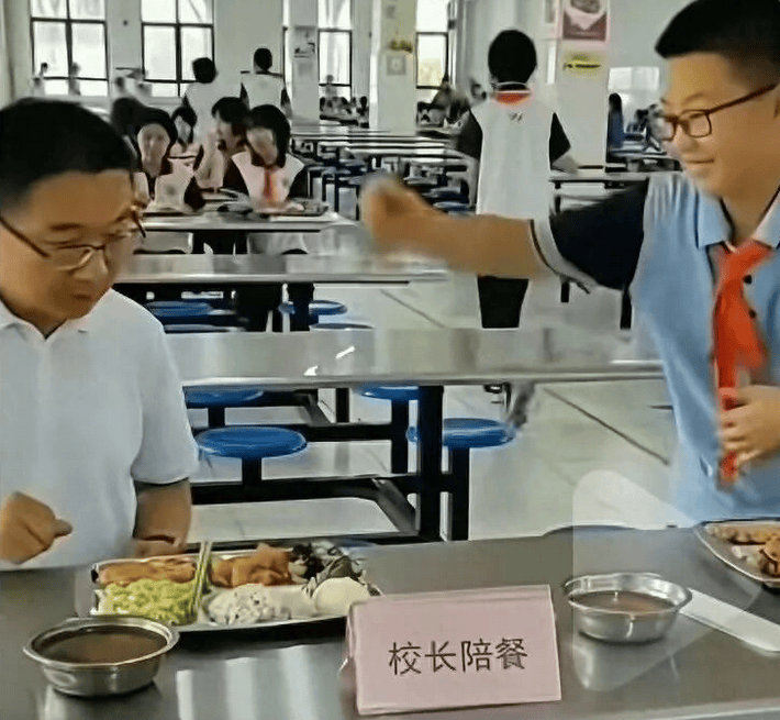 因“被学生抢鸡排”走红的校长病逝,其子:月初刚做心血管手术,约千人赶来送最后一程