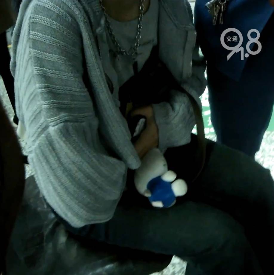 杭州地铁内，女乘客突然崩溃大哭！紧接着……这一幕被拍下