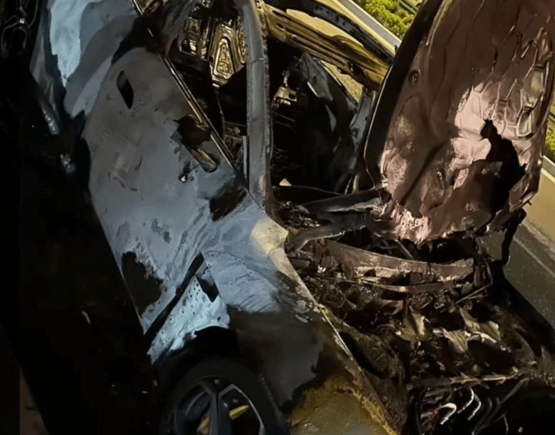 一小米SU7事故后突然起火，知情人：刚到维修店下拖车就自燃了，烧了二三十分钟