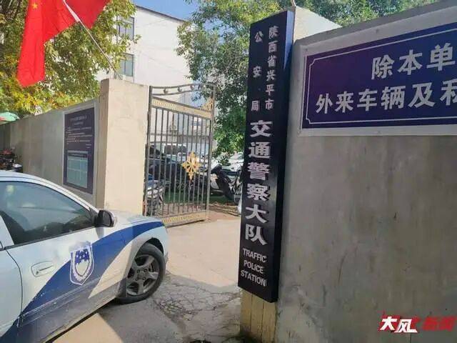 陕西兴平56岁女教师骑电动车“撞树枝”身亡，交警判定担主责，家属提出诸多质疑，多方回应