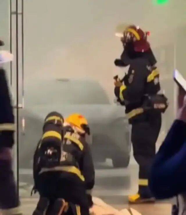 长沙“步步高梅溪新天地”商场一楼汽车展厅内发生火情?小米紧急辟谣;商场:是空调管道高温起火