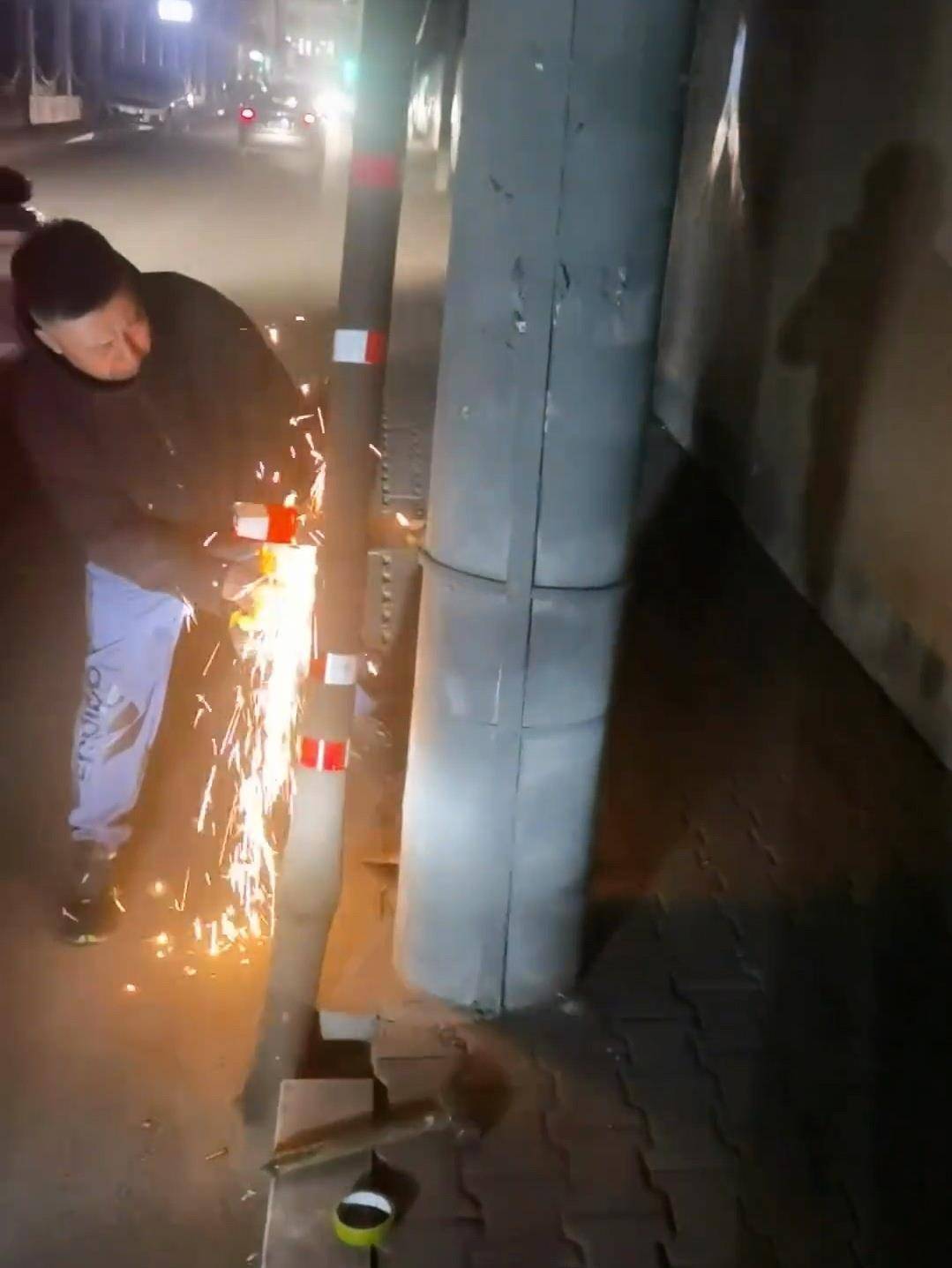 内蒙古“拔钉小哥”6年清理地钉近800斤,带动全国200多个“拔钉侠”