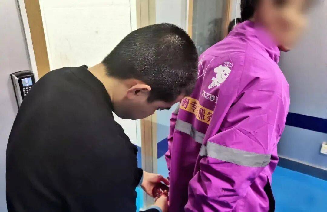南京一山姆配送员竟是“三逃”人员,送货途中被捕,山姆客服未回应录用合规性