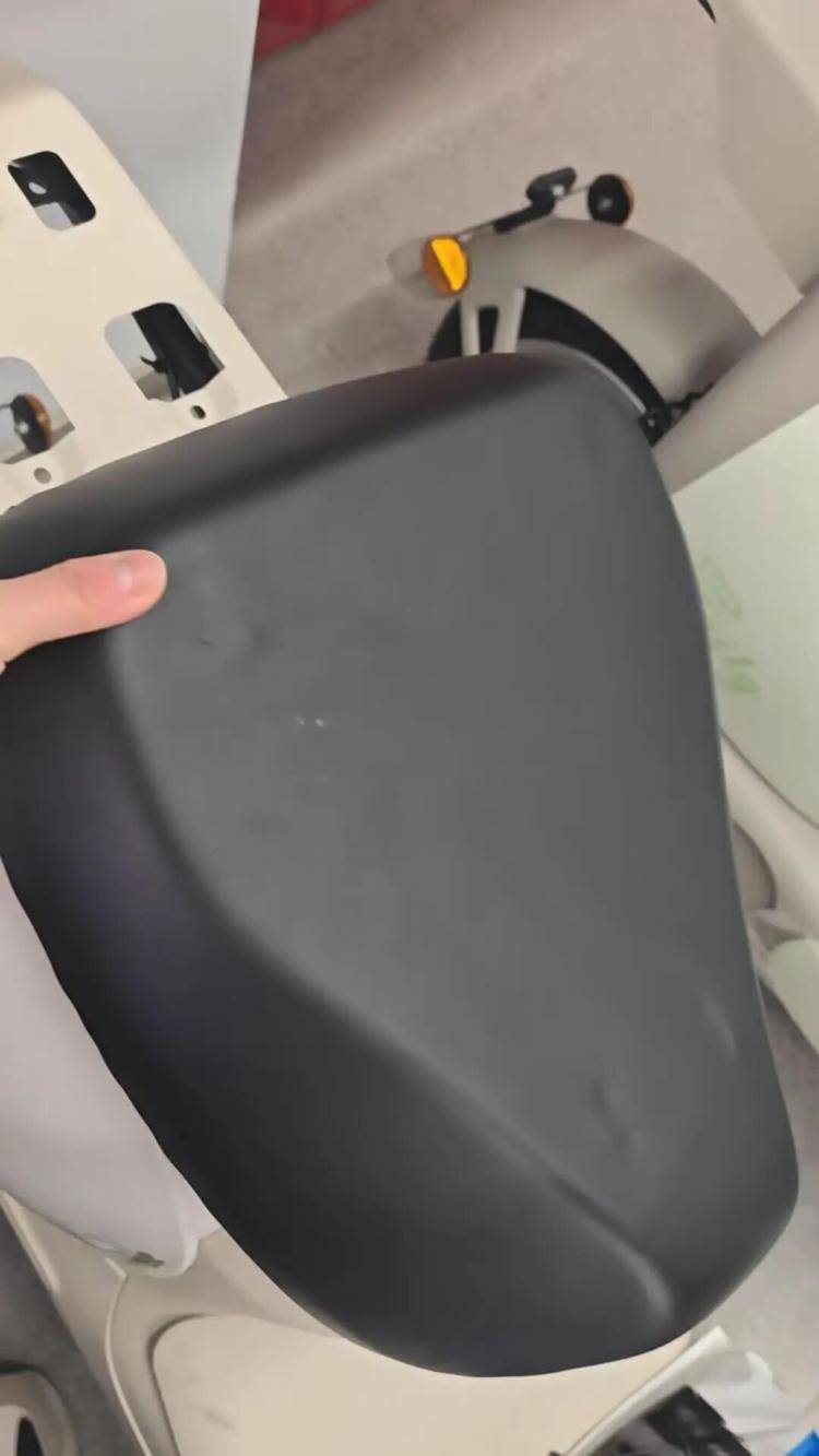 冬天冻屁股夏天烫屁股?台铃电动车疑用“金属坐垫”引热议