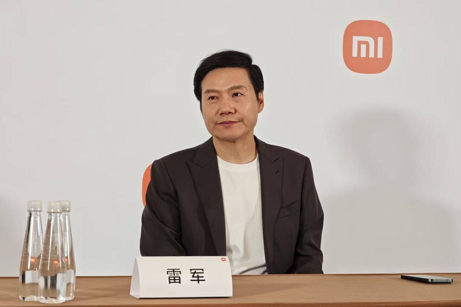 雷军宣布1亿港元增持后,小米港股美股迎来上涨