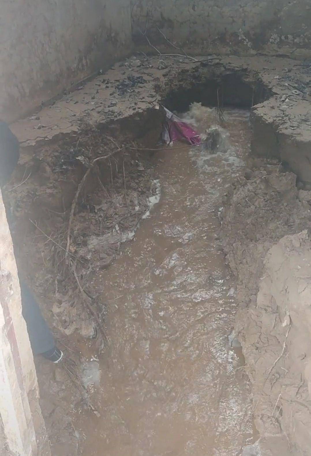 干枯了三十多年,郑州“母亲河”贾鲁河源头泉水复涌,水温近30℃,附近民众兴奋不已,奔走相告