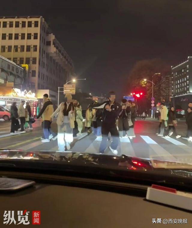徐州一男一女斑马线上对着等灯车辆跳舞拍视频引发质疑,当地交警正寻找两人,同时将加强视频路段管理