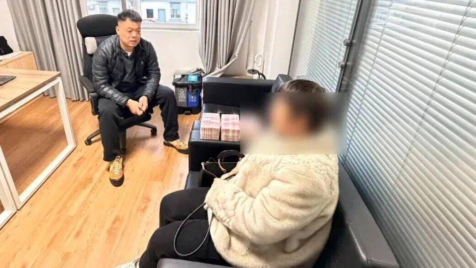 妈妈取30万“彩礼”给儿子订婚，儿子一脸迷茫：我不知道我要结婚了